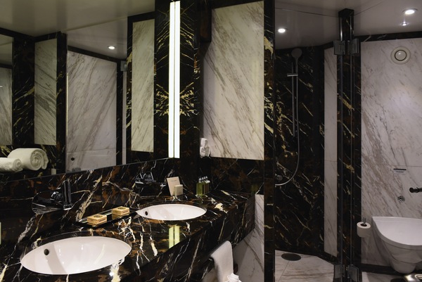 APT MS Douro Serenity Master Suite 1.jpg